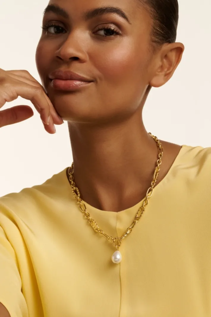 timora_twisted_pearl_pend_1.webp Timora Twisted Pearl Pendant Necklace<Ted Baker Online
